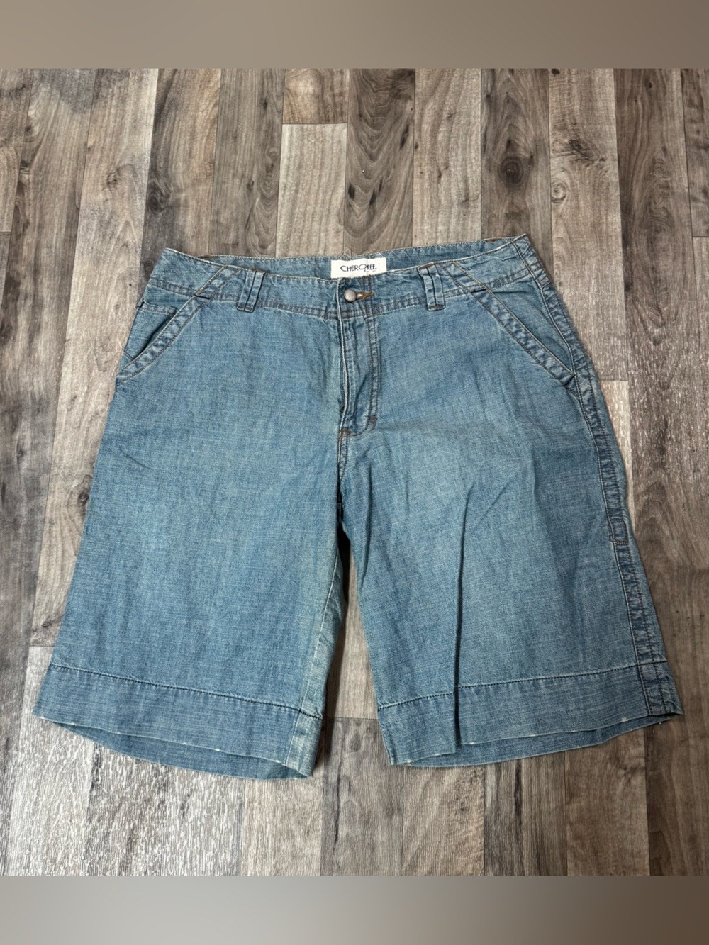 Cherokee Women’s 14 Denim Bermuda Shorts Light Wash Cotton Y2K Long Jean Shorts